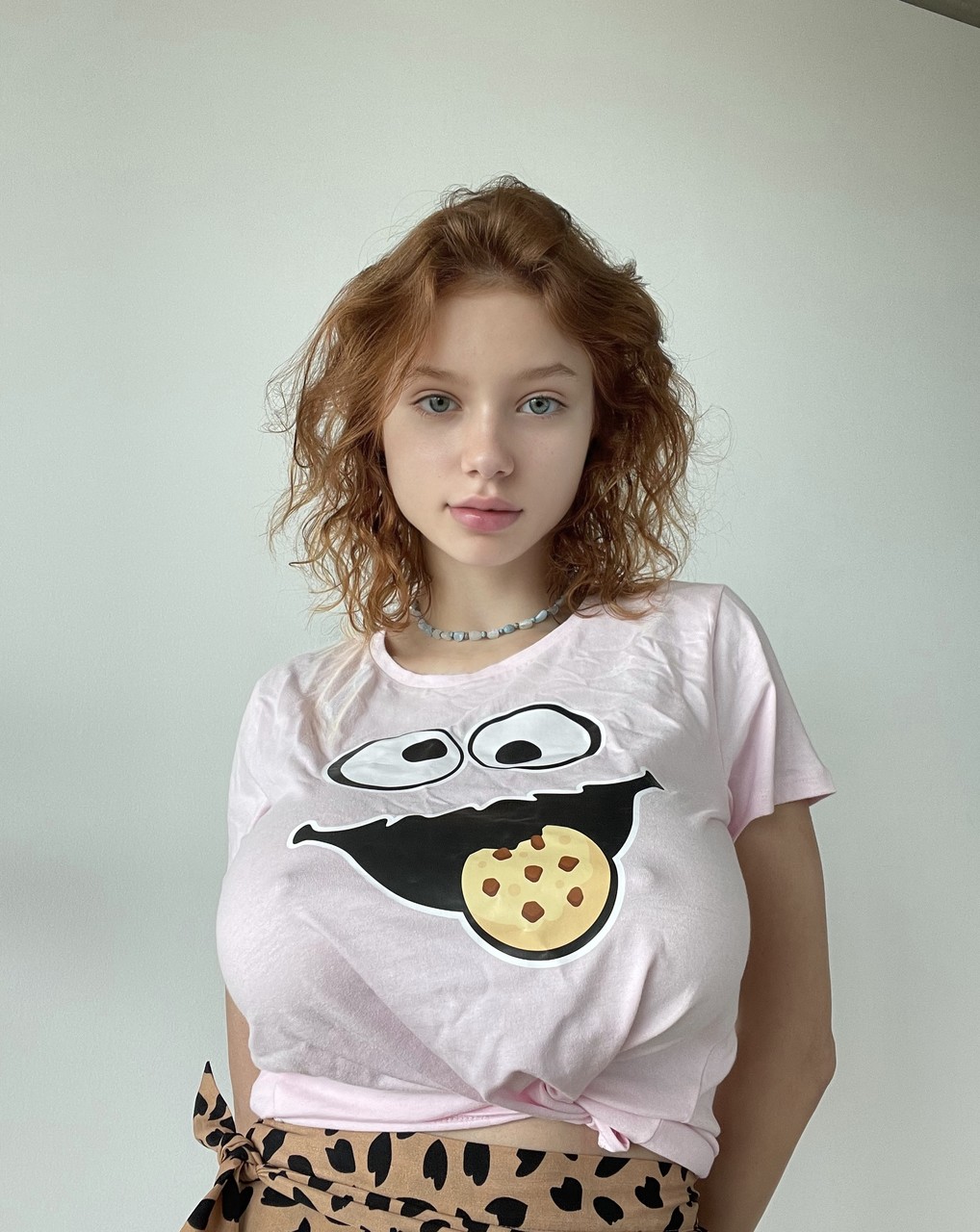 Bosomy Playgirl neckt mit ihrer großen Brust in einer üppigen braless Kompilation Bosomy Playgirl neckt mit ihrer großen Brust in einer üppigen braless Kompilation