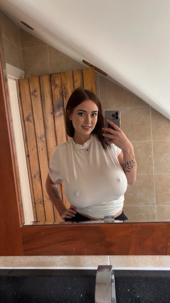 Brooke Mills, la tintarella dagli occhi azzurri e dalle enormi tette, posa con una camicia attillata Brooke Mills, la tintarella dagli occhi azzurri e dalle enormi tette, posa con una camicia attillata