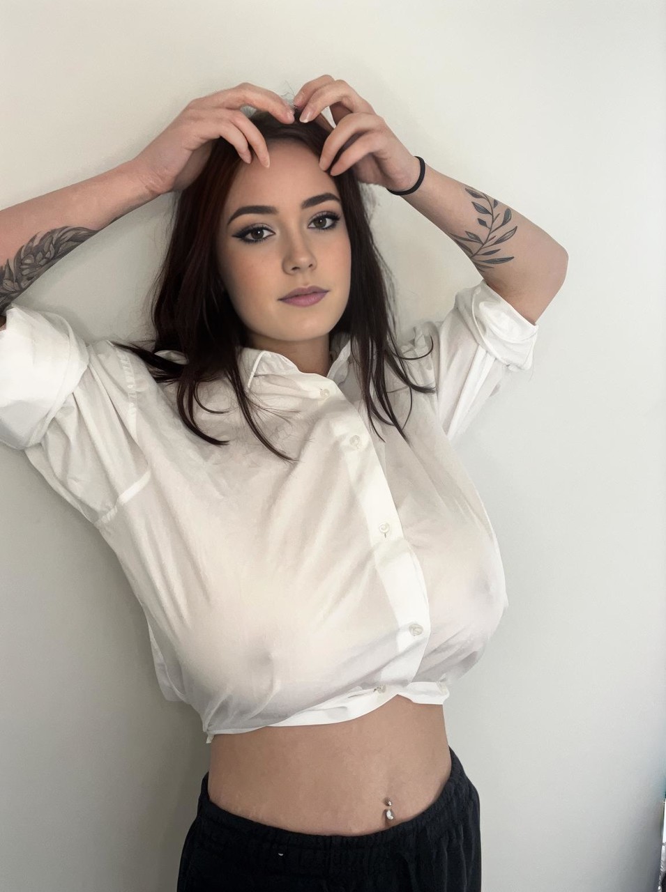 Brooke Mills, la tintarella dagli occhi azzurri e dalle enormi tette, posa con una camicia attillata Brooke Mills, la tintarella dagli occhi azzurri e dalle enormi tette, posa con una camicia attillata