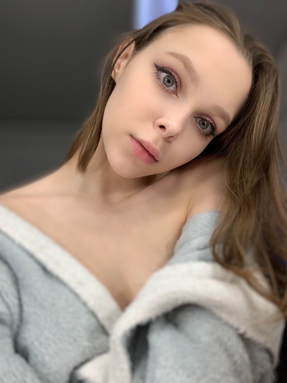 Das liebenswerte Mädchen Little Kitty zeigt ihre Löcher und Titten in einem Solo Das liebenswerte Mädchen Little Kitty zeigt ihre Löcher und Titten in einem Solo