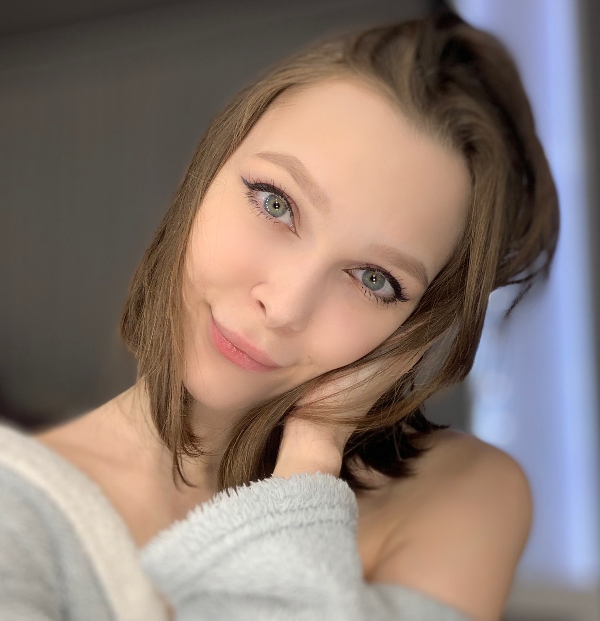Das liebenswerte Mädchen Little Kitty zeigt ihre Löcher und Titten in einem Solo Das liebenswerte Mädchen Little Kitty zeigt ihre Löcher und Titten in einem Solo