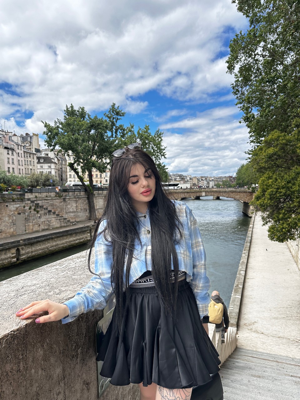 A lassie Patricia Bloom provoca com o seu decote na sua compilação A lassie Patricia Bloom provoca com o seu decote na sua compilação