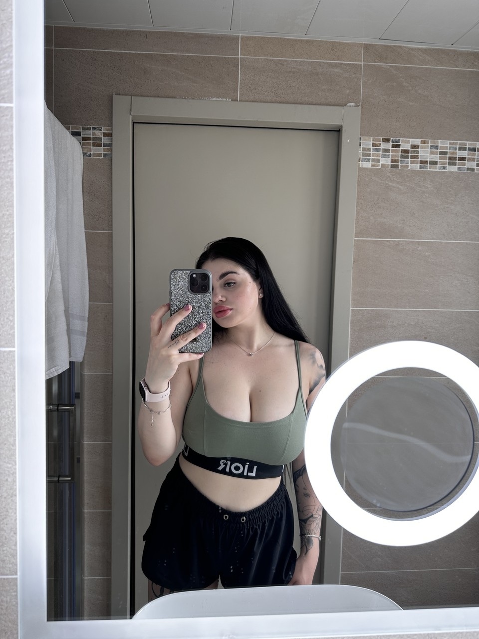 A lassie Patricia Bloom provoca com o seu decote na sua compilação A lassie Patricia Bloom provoca com o seu decote na sua compilação