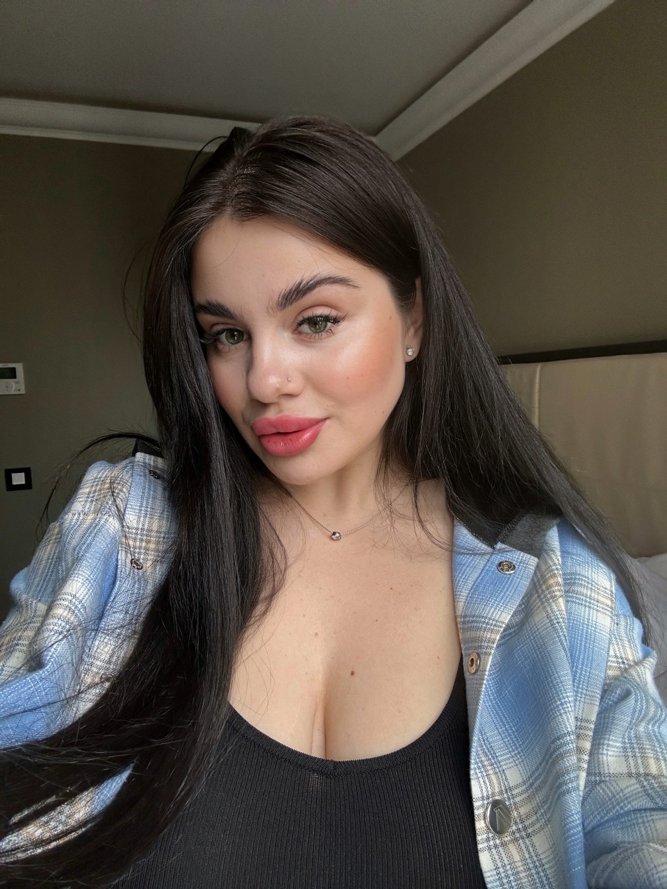 A lassie Patricia Bloom provoca com o seu decote na sua compilação A lassie Patricia Bloom provoca com o seu decote na sua compilação