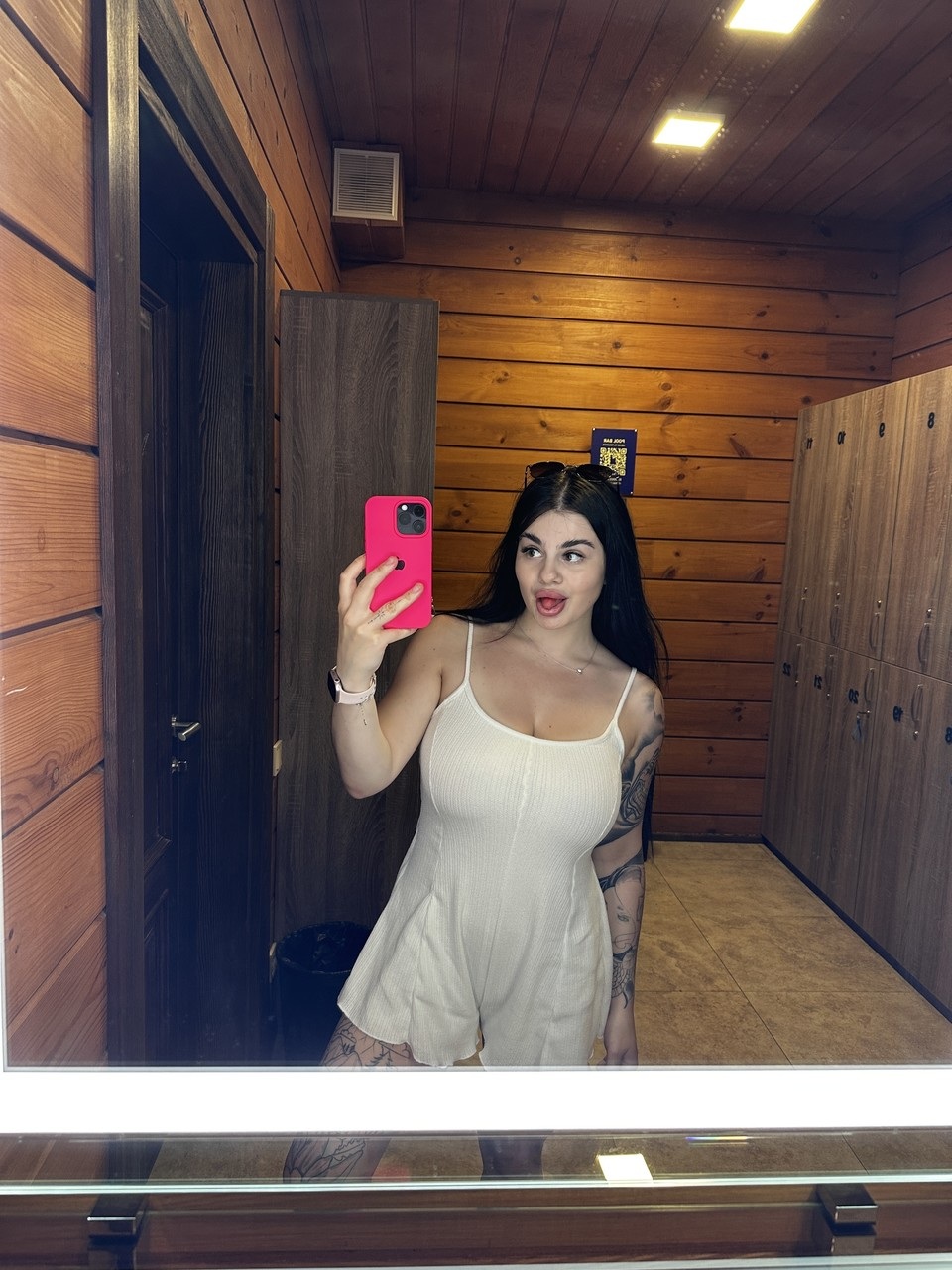 A lassie Patricia Bloom provoca com o seu decote na sua compilação A lassie Patricia Bloom provoca com o seu decote na sua compilação