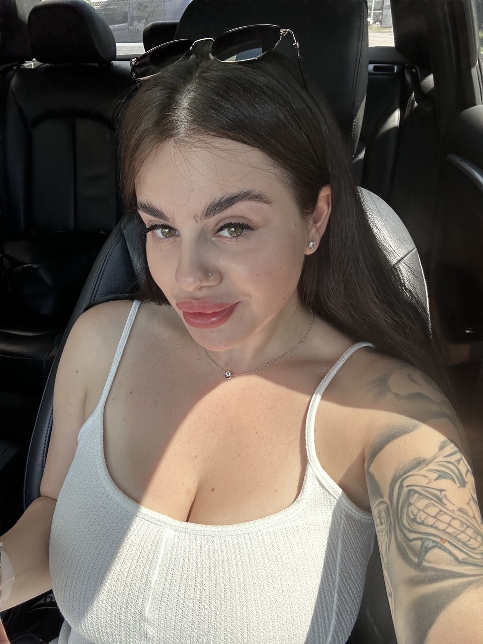 A lassie Patricia Bloom provoca com o seu decote na sua compilação A lassie Patricia Bloom provoca com o seu decote na sua compilação