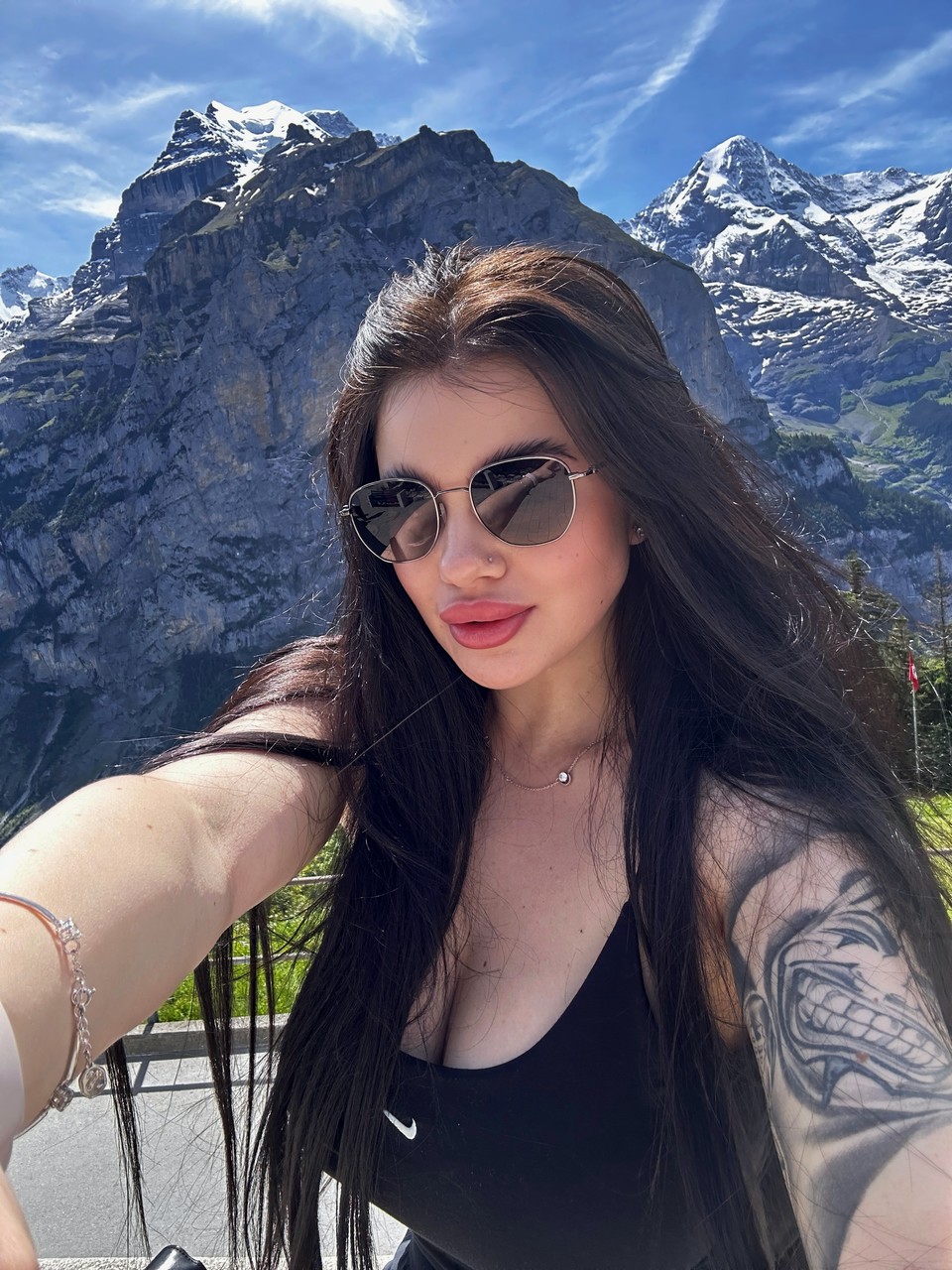 A lassie Patricia Bloom provoca com o seu decote na sua compilação A lassie Patricia Bloom provoca com o seu decote na sua compilação