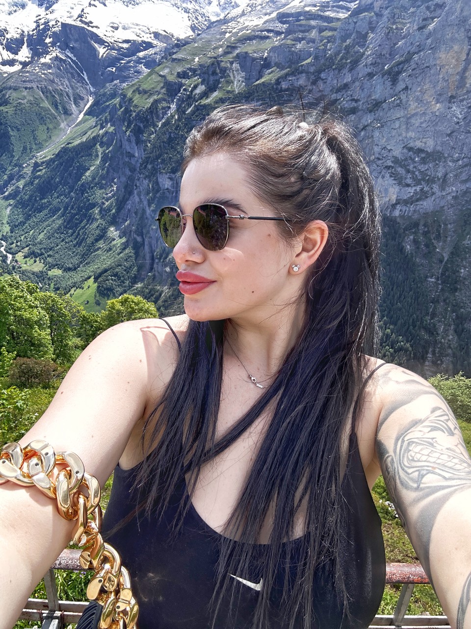 A lassie Patricia Bloom provoca com o seu decote na sua compilação A lassie Patricia Bloom provoca com o seu decote na sua compilação