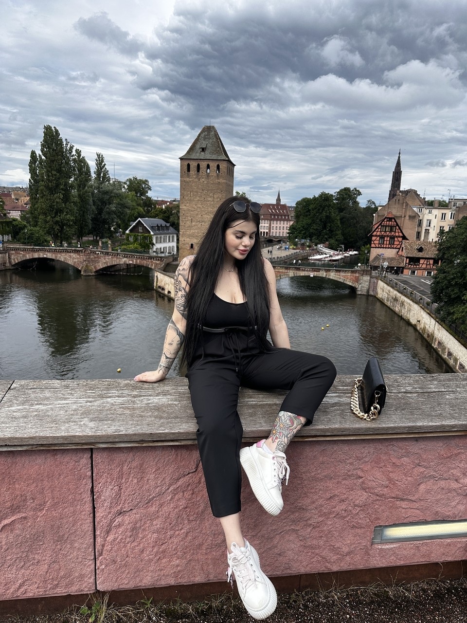 A lassie Patricia Bloom provoca com o seu decote na sua compilação A lassie Patricia Bloom provoca com o seu decote na sua compilação