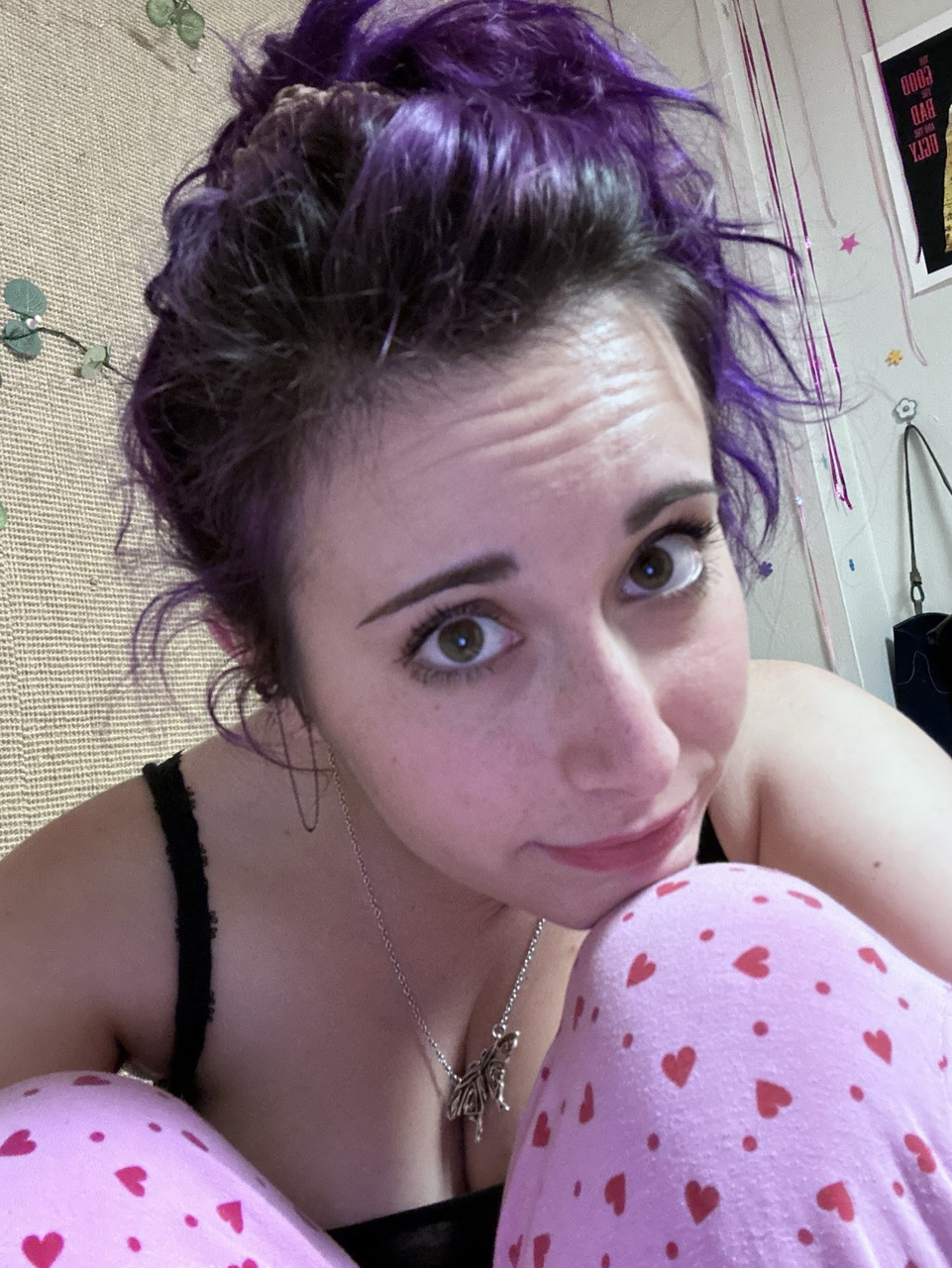 La bella fidanzata della web camera Sam Squeebs stuzzica con il suo seno grosso e sodo La bella fidanzata della web camera Sam Squeebs stuzzica con il suo seno grosso e sodo
