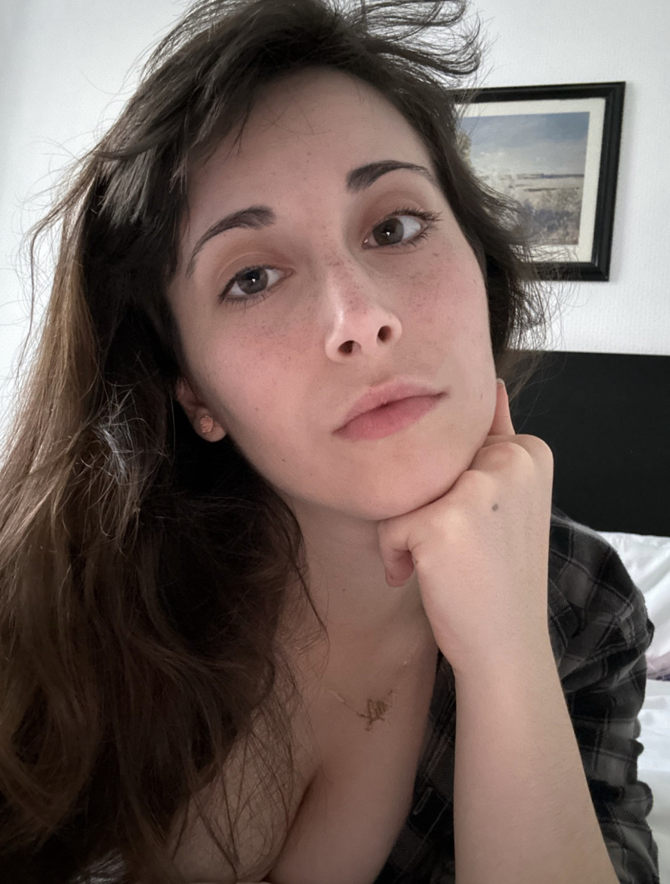La bella fidanzata della web camera Sam Squeebs stuzzica con il suo seno grosso e sodo La bella fidanzata della web camera Sam Squeebs stuzzica con il suo seno grosso e sodo
