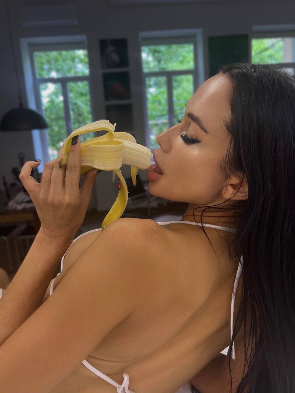 Seksi web kamerası bebeği Jimnastikçi Alina kocaman göğüslerini ve kalçalarını sergiliyor Seksi web kamerası bebeği Jimnastikçi Alina kocaman göğüslerini ve kalçalarını sergiliyor