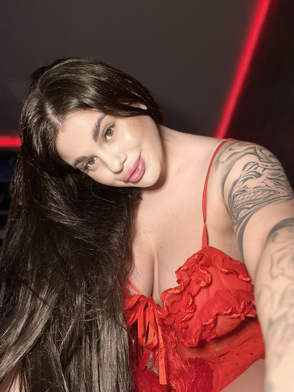 La playgirl tatuada Patricia Bloom muestra su fenomenal escote La playgirl tatuada Patricia Bloom muestra su fenomenal escote