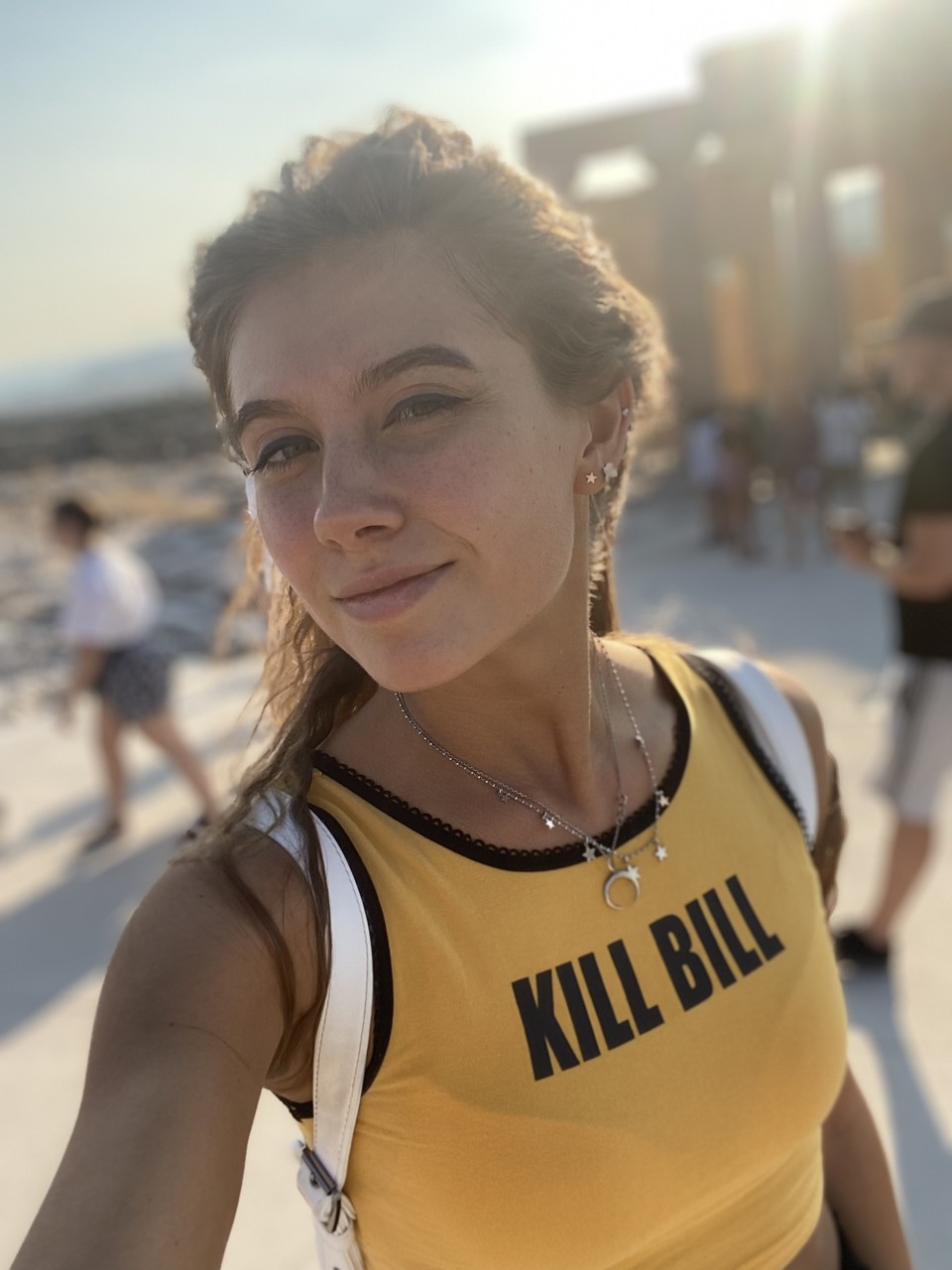A princesa das ampulhetas tira selfies nuas mostrando o seu peito pequeno e o seu rabo apertado A princesa das ampulhetas tira selfies nuas mostrando o seu peito pequeno e o seu rabo apertado