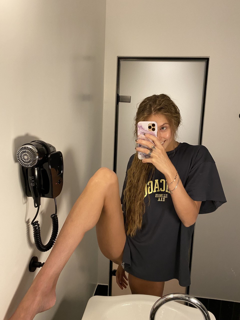 A princesa das ampulhetas tira selfies nuas mostrando o seu peito pequeno e o seu rabo apertado A princesa das ampulhetas tira selfies nuas mostrando o seu peito pequeno e o seu rabo apertado