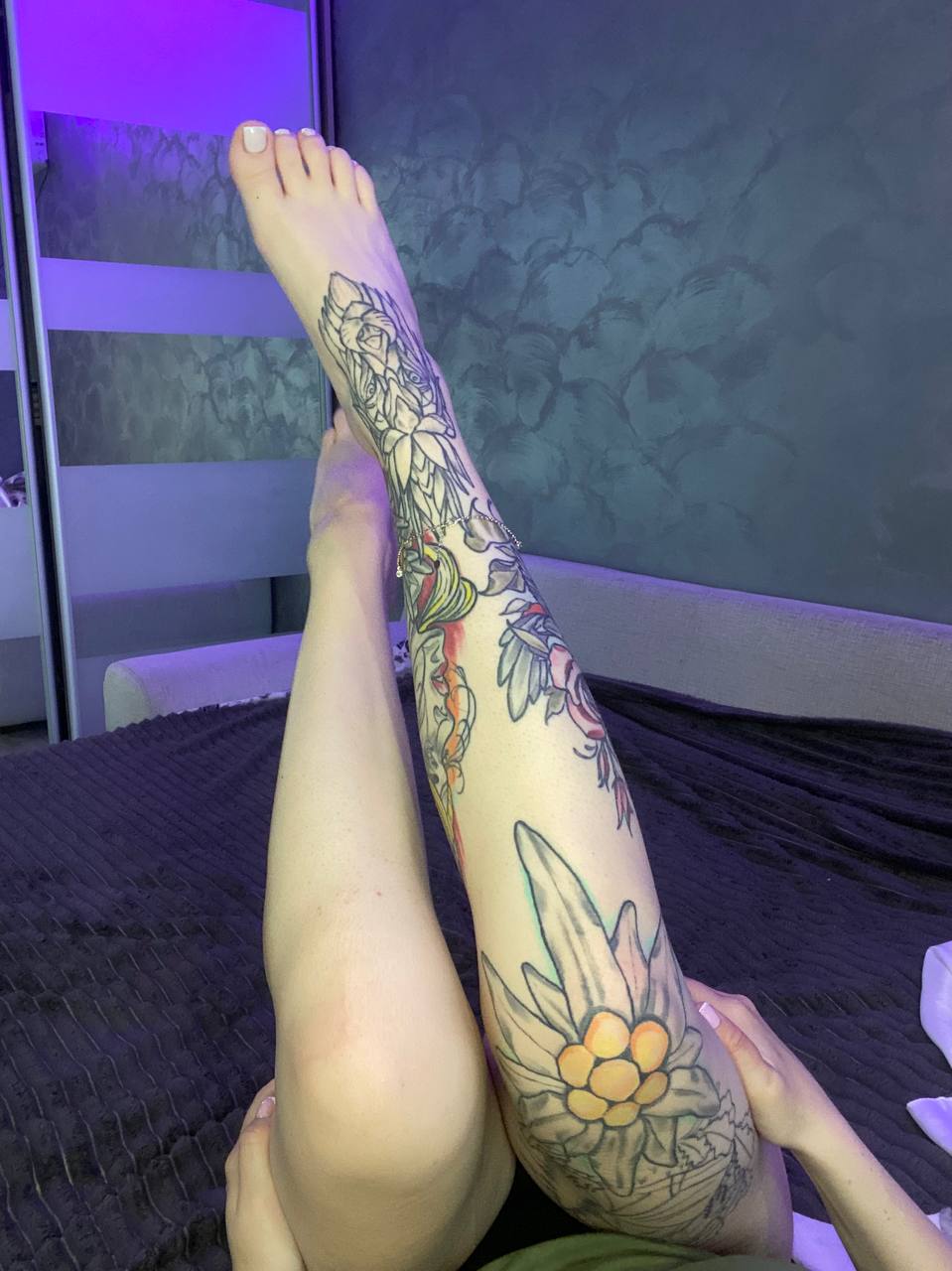 Wytatuowana dziewczyna Patricia Bloom odsłania swoje niesamowite nogi i duże brązowe oko Wytatuowana dziewczyna Patricia Bloom odsłania swoje niesamowite nogi i duże brązowe oko