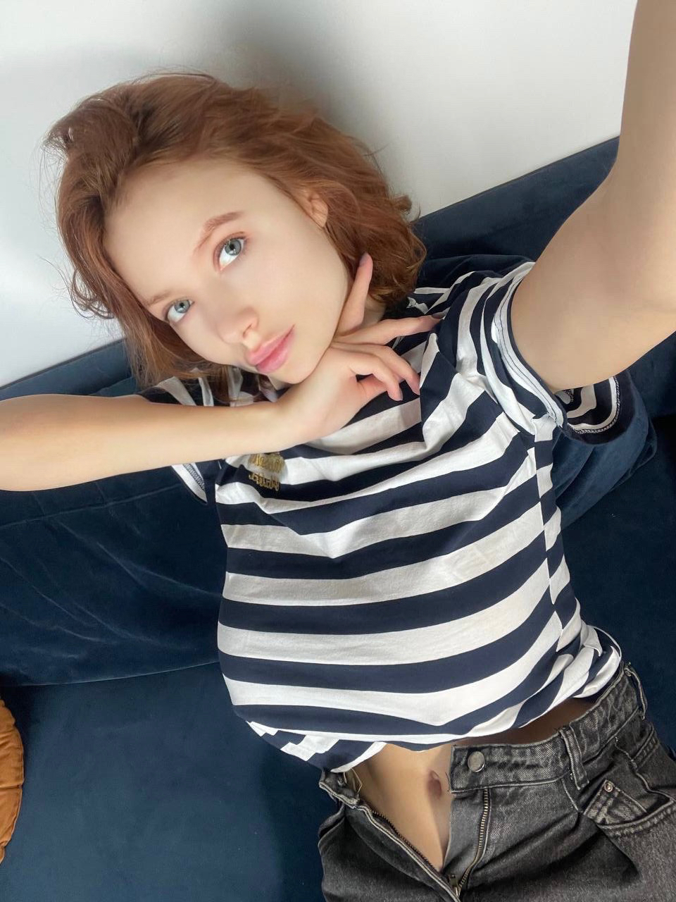 Cudowny niebieskooki ptak z dużym biustem Alissia Chic pozuje w przyjemnych strojach Cudowny niebieskooki ptak z dużym biustem Alissia Chic pozuje w przyjemnych strojach