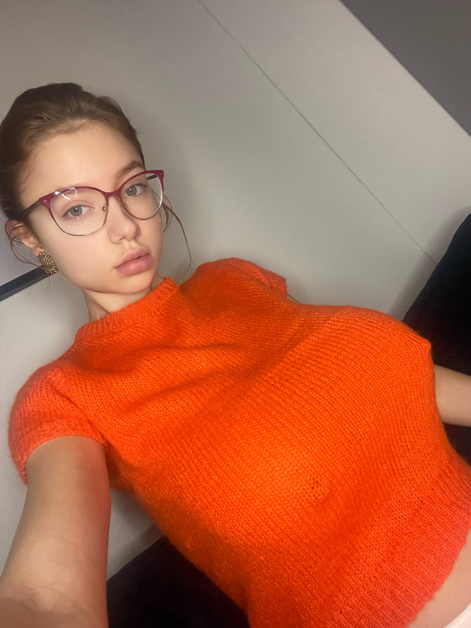 Cudowny niebieskooki ptak z dużym biustem Alissia Chic pozuje w przyjemnych strojach Cudowny niebieskooki ptak z dużym biustem Alissia Chic pozuje w przyjemnych strojach