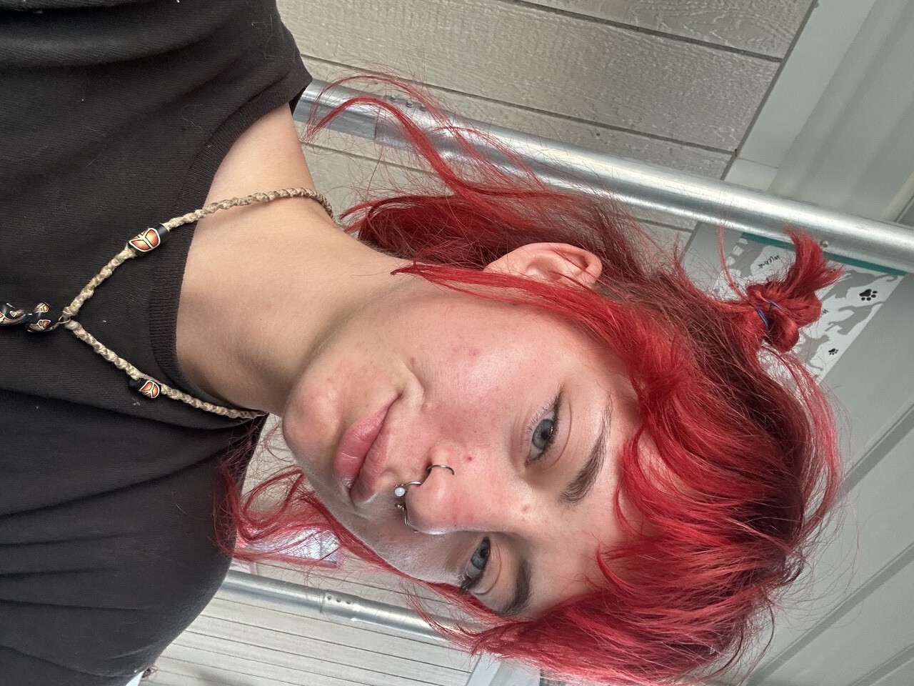 Burun piercingli güzel eski kız arkadaş Abby tek başına büyük poposunu gösteriyor Burun piercingli güzel eski kız arkadaş Abby tek başına büyük poposunu gösteriyor