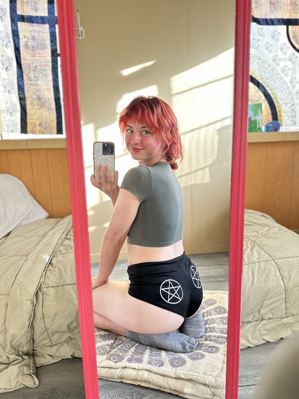 Burun piercingli güzel eski kız arkadaş Abby tek başına büyük poposunu gösteriyor Burun piercingli güzel eski kız arkadaş Abby tek başına büyük poposunu gösteriyor