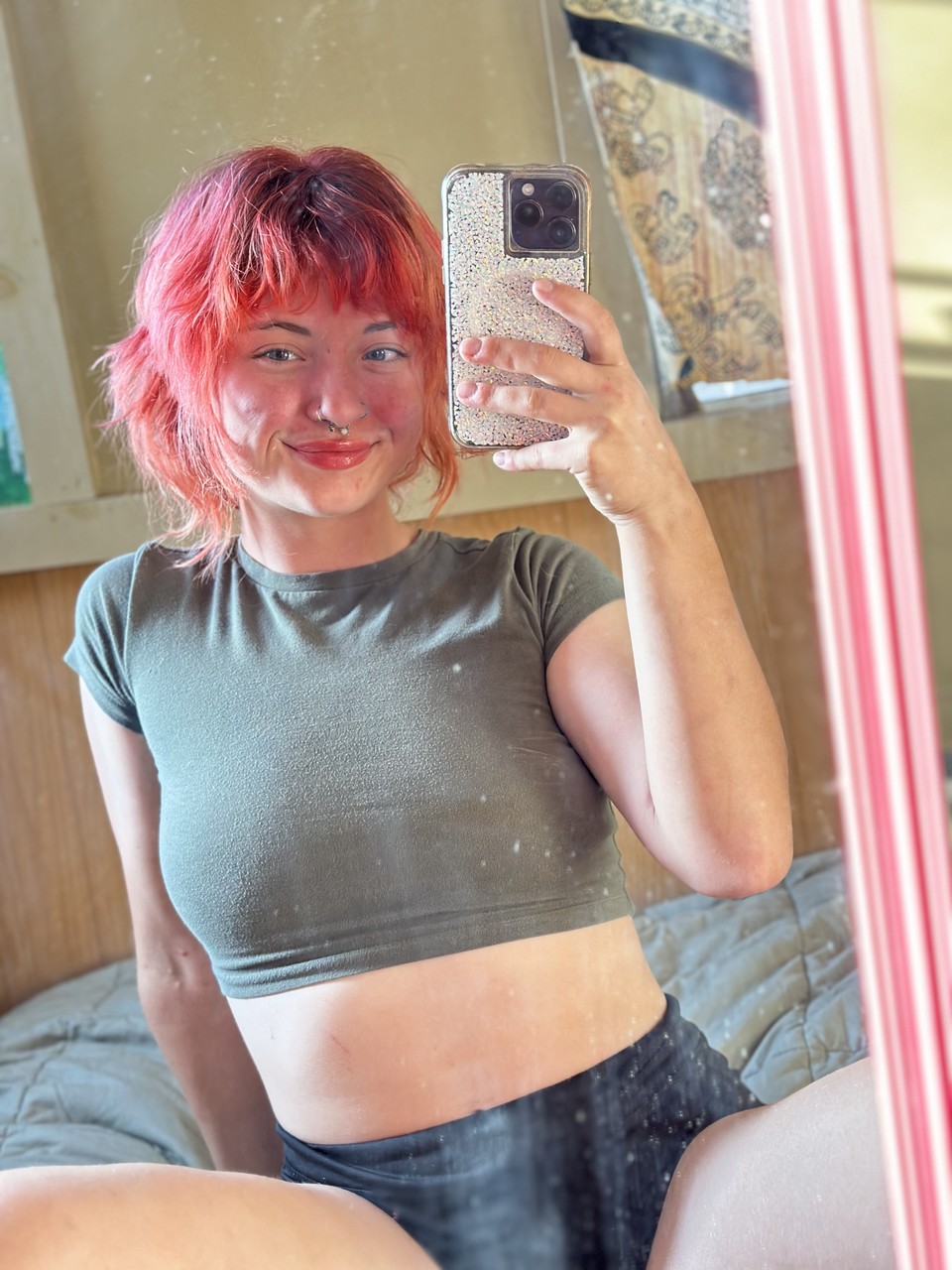 Burun piercingli güzel eski kız arkadaş Abby tek başına büyük poposunu gösteriyor Burun piercingli güzel eski kız arkadaş Abby tek başına büyük poposunu gösteriyor