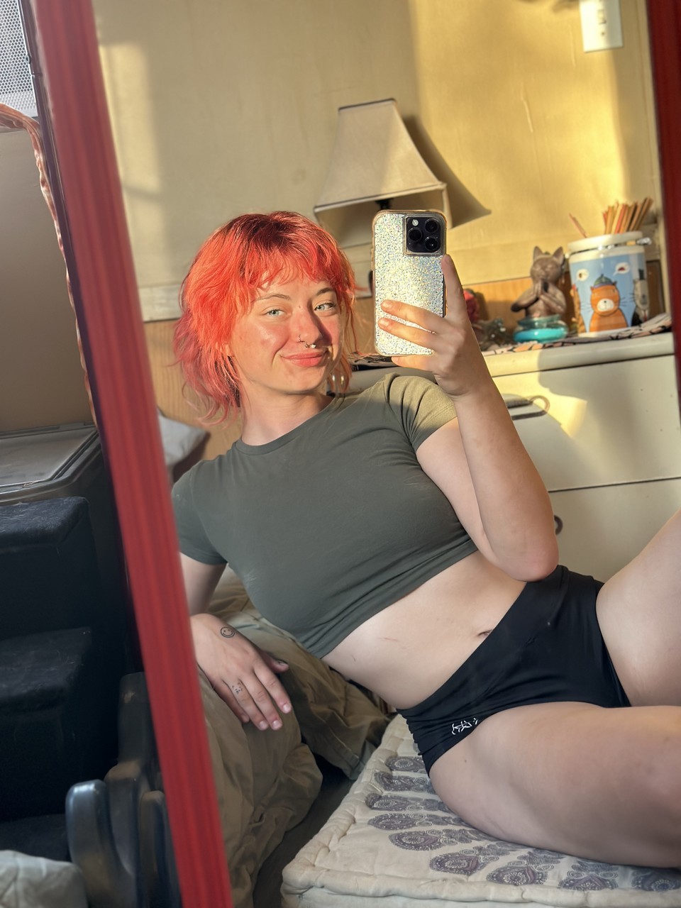 Burun piercingli güzel eski kız arkadaş Abby tek başına büyük poposunu gösteriyor Burun piercingli güzel eski kız arkadaş Abby tek başına büyük poposunu gösteriyor