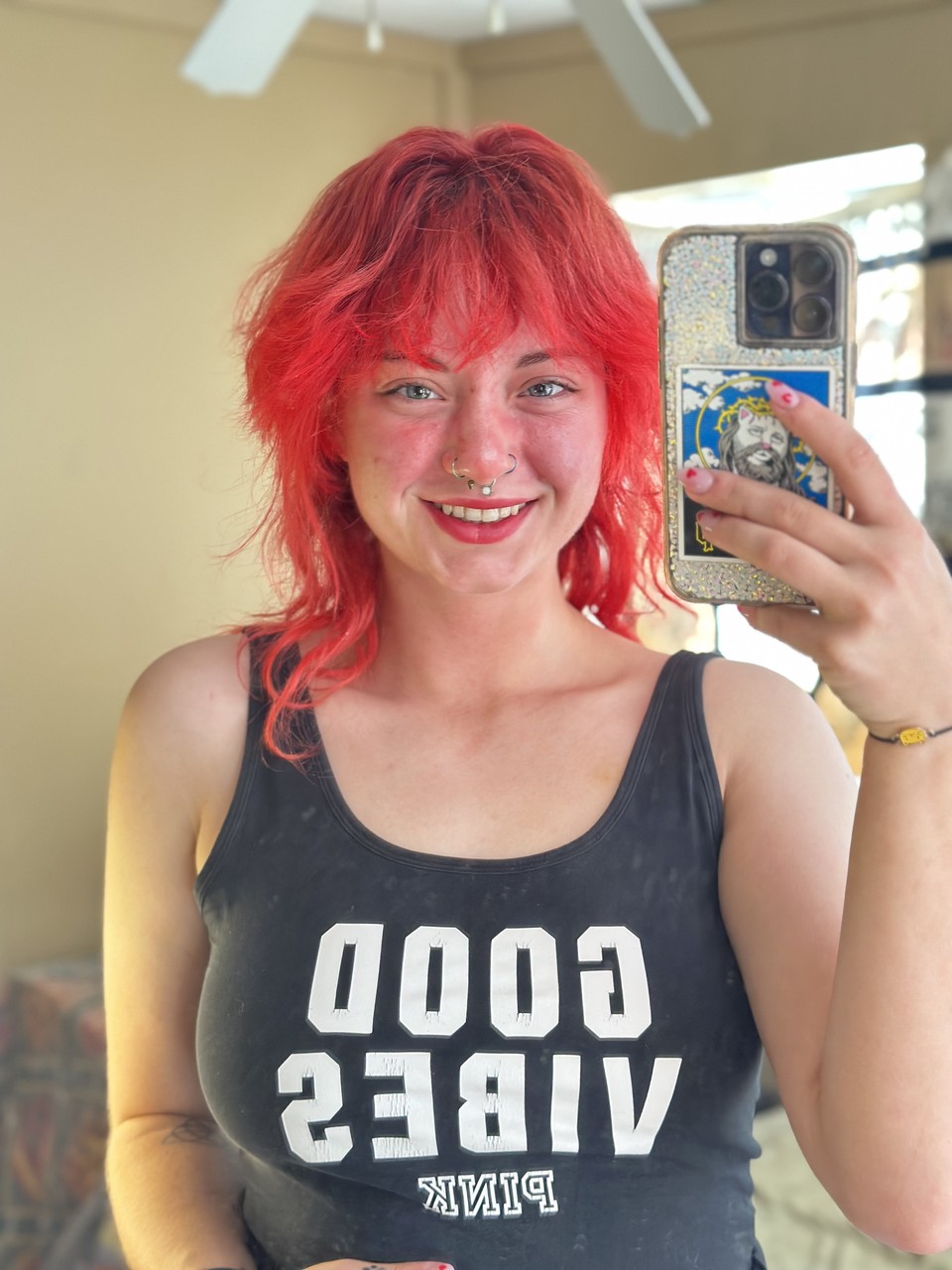 Burun piercingli güzel eski kız arkadaş Abby tek başına büyük poposunu gösteriyor Burun piercingli güzel eski kız arkadaş Abby tek başına büyük poposunu gösteriyor