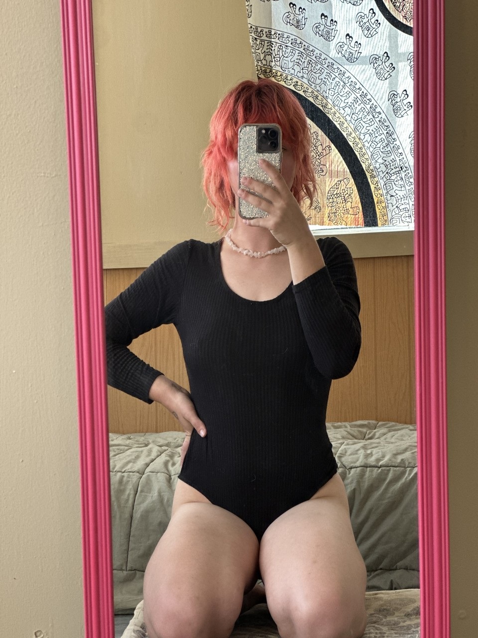 Burun piercingli güzel eski kız arkadaş Abby tek başına büyük poposunu gösteriyor Burun piercingli güzel eski kız arkadaş Abby tek başına büyük poposunu gösteriyor