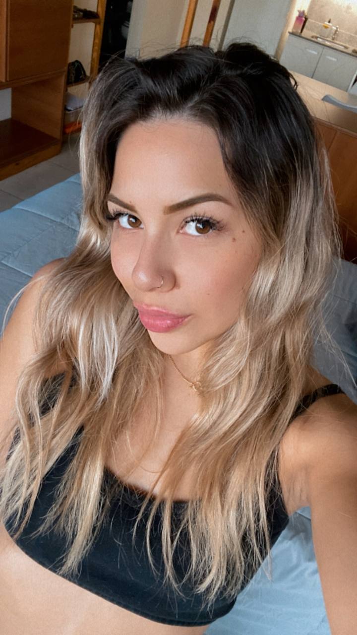 Curvy Blonde Webcam Model Emily Train Shows Off Her Big Butt in Naughty Nude Selfies Curvy Blonde Webcam Model Emily Train Shows Off Her Big Butt in Naughty Nude Selfies