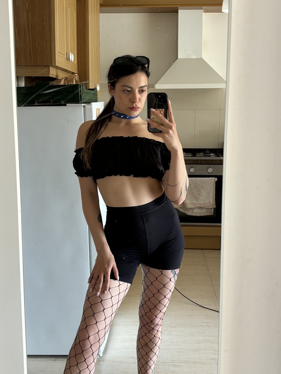 Zachwycająca ciemnowłosa Scarlett Oharra drażni swoimi zalotnymi kokami Zachwycająca ciemnowłosa Scarlett Oharra drażni swoimi zalotnymi kokami