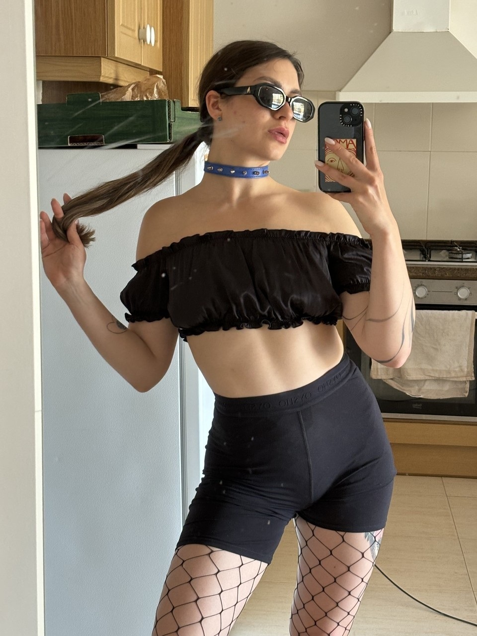 Zachwycająca ciemnowłosa Scarlett Oharra drażni swoimi zalotnymi kokami Zachwycająca ciemnowłosa Scarlett Oharra drażni swoimi zalotnymi kokami