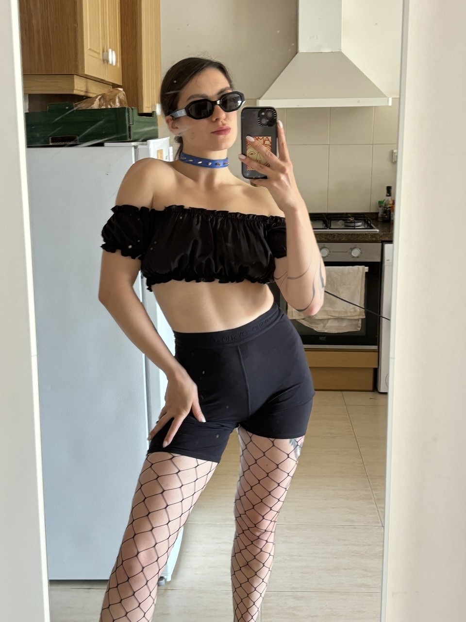 Zachwycająca ciemnowłosa Scarlett Oharra drażni swoimi zalotnymi kokami Zachwycająca ciemnowłosa Scarlett Oharra drażni swoimi zalotnymi kokami