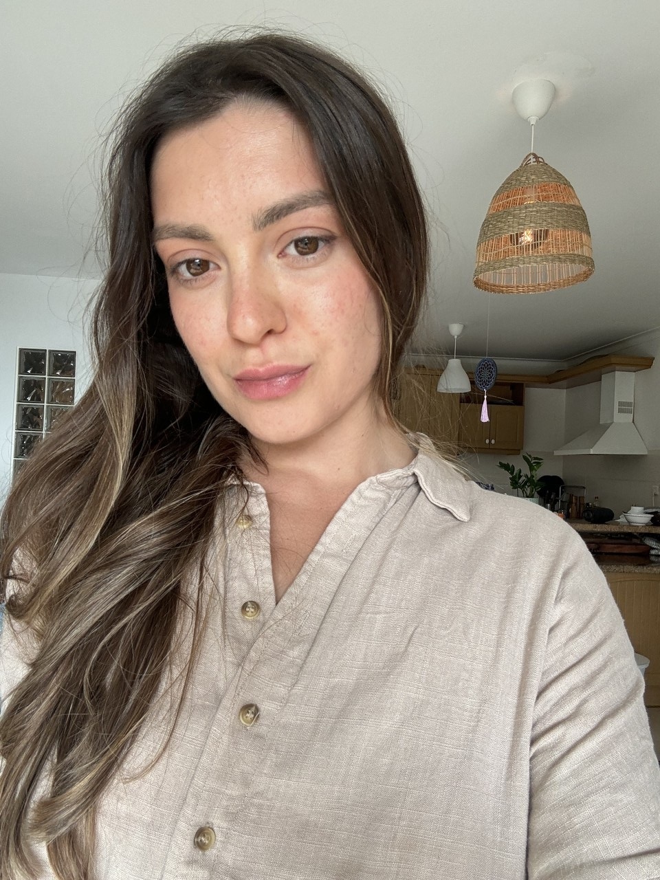 Zachwycająca ciemnowłosa Scarlett Oharra drażni swoimi zalotnymi kokami Zachwycająca ciemnowłosa Scarlett Oharra drażni swoimi zalotnymi kokami