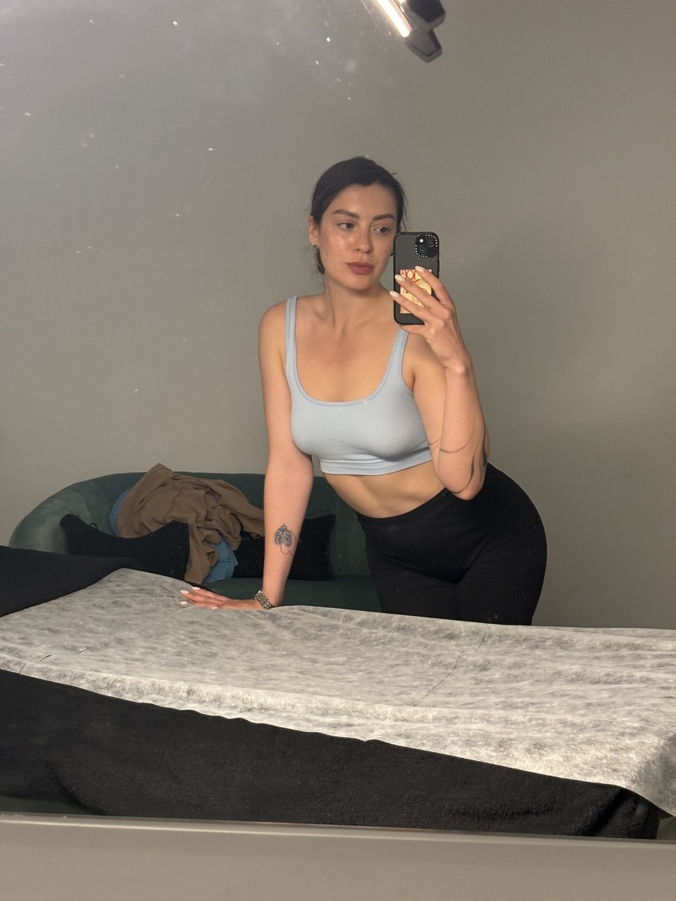 Zachwycająca ciemnowłosa Scarlett Oharra drażni swoimi zalotnymi kokami Zachwycająca ciemnowłosa Scarlett Oharra drażni swoimi zalotnymi kokami