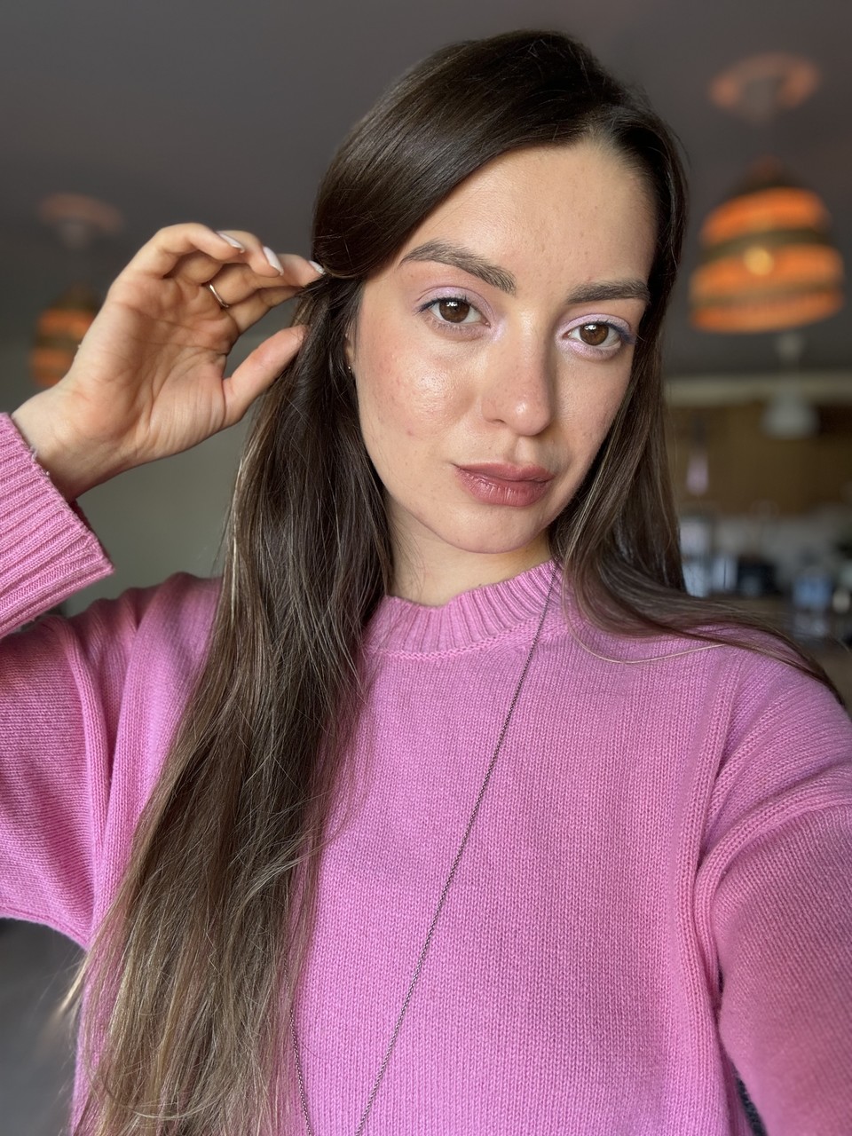 Zachwycająca ciemnowłosa Scarlett Oharra drażni swoimi zalotnymi kokami Zachwycająca ciemnowłosa Scarlett Oharra drażni swoimi zalotnymi kokami