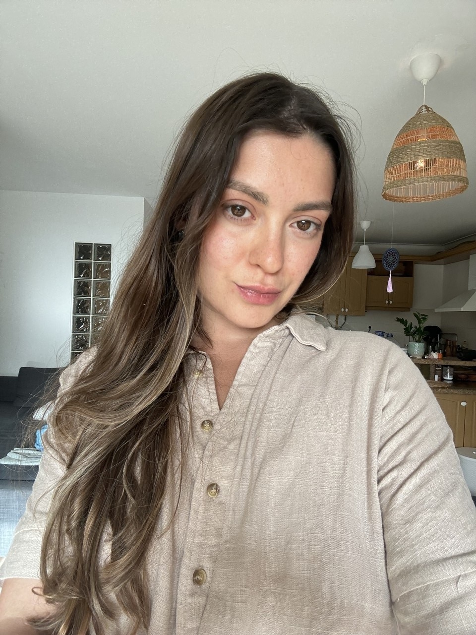 Zachwycająca ciemnowłosa Scarlett Oharra drażni swoimi zalotnymi kokami Zachwycająca ciemnowłosa Scarlett Oharra drażni swoimi zalotnymi kokami