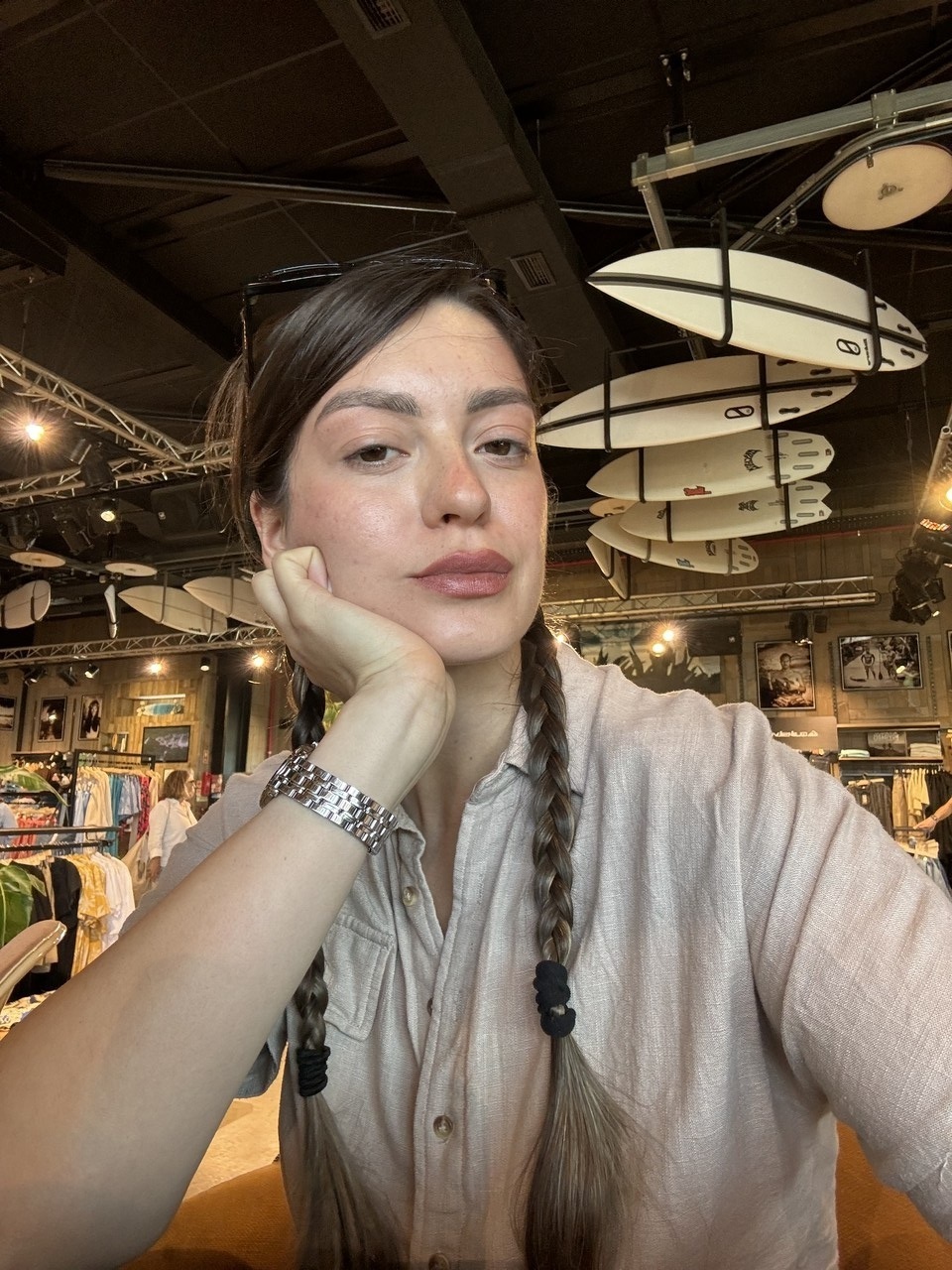 Zachwycająca ciemnowłosa Scarlett Oharra drażni swoimi zalotnymi kokami Zachwycająca ciemnowłosa Scarlett Oharra drażni swoimi zalotnymi kokami