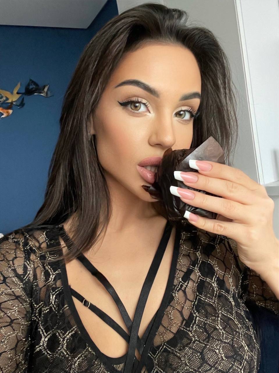 Modelo de webcam deliciosa expõe o seu corpo bonito em preto e branco Modelo de webcam deliciosa expõe o seu corpo bonito em preto e branco