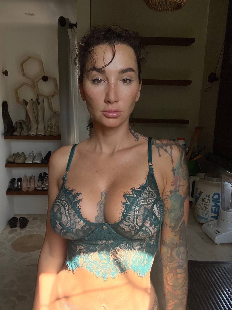 La modella in forma Angelica Anders espone il suo delizioso décolleté in un assolo La modella in forma Angelica Anders espone il suo delizioso décolleté in un assolo