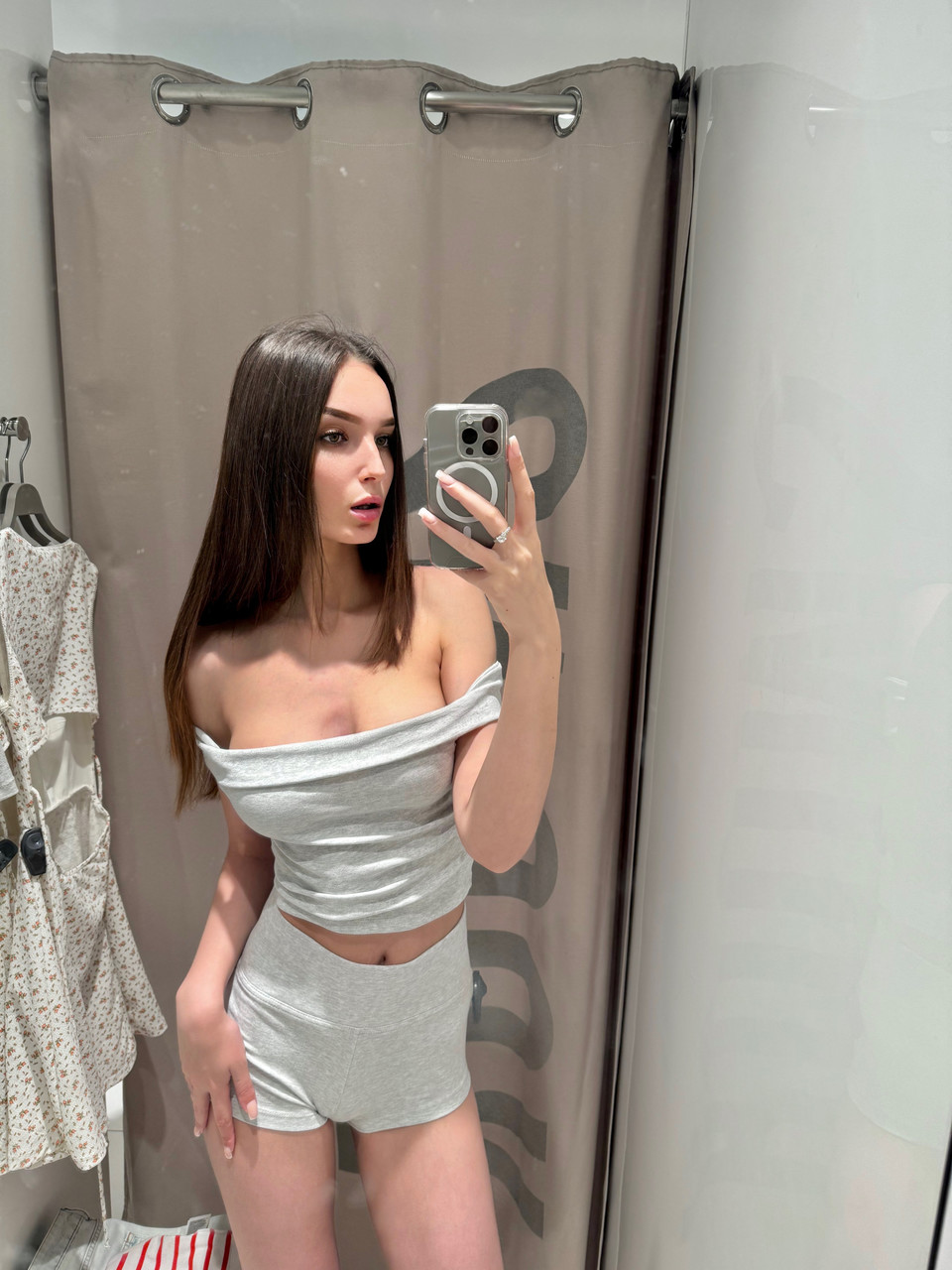 Wspaniała słodka kamera internetowa odsłania swój wielki pośladek podczas robienia sobie zdjęć Wspaniała słodka kamera internetowa odsłania swój wielki pośladek podczas robienia sobie zdjęć