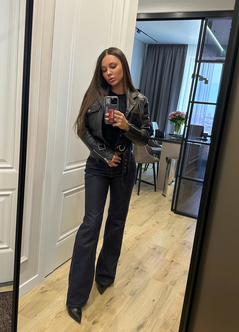 La chavette Monomur Hourglass pose en tenue moulante dans une compilation de selfies qui met l'eau à la bouche. La chavette Monomur Hourglass pose en tenue moulante dans une compilation de selfies qui met l'eau à la bouche.