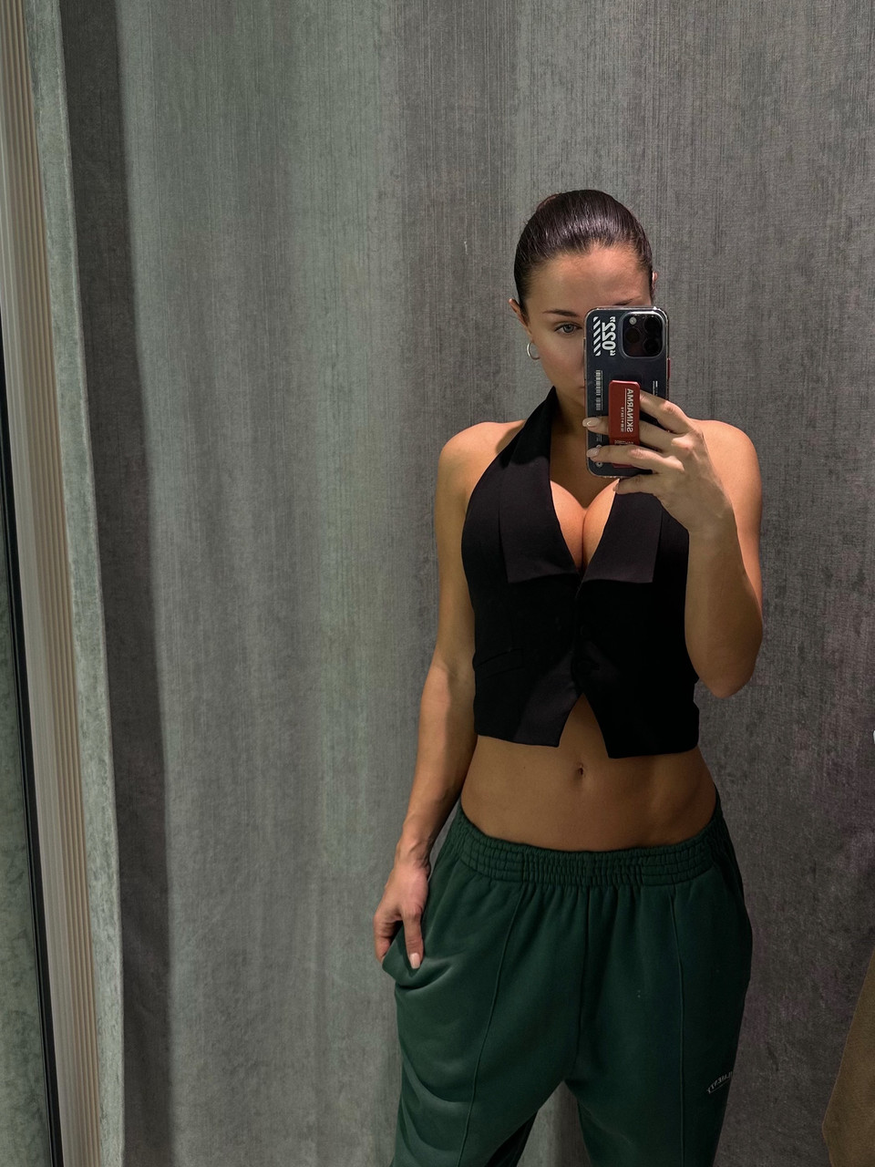 La chavette Monomur Hourglass pose en tenue moulante dans une compilation de selfies qui met l'eau à la bouche. La chavette Monomur Hourglass pose en tenue moulante dans une compilation de selfies qui met l'eau à la bouche.