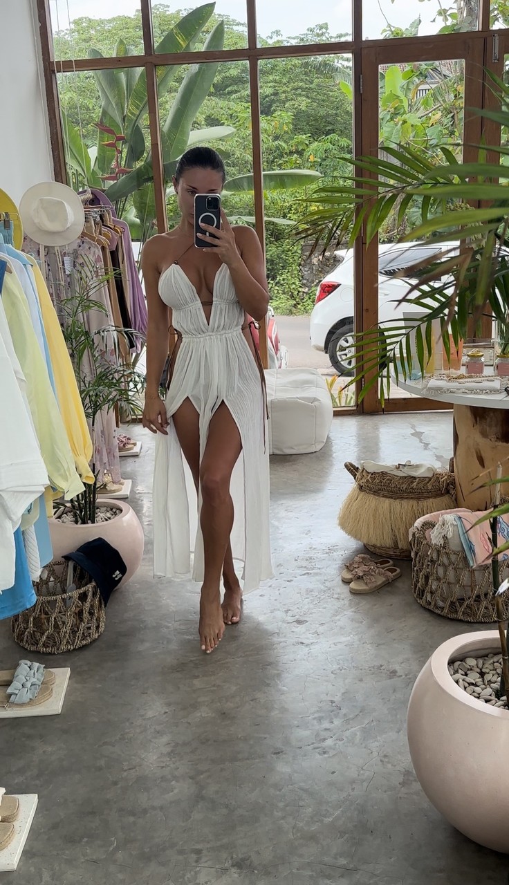 La chavette Monomur Hourglass pose en tenue moulante dans une compilation de selfies qui met l'eau à la bouche. La chavette Monomur Hourglass pose en tenue moulante dans une compilation de selfies qui met l'eau à la bouche.