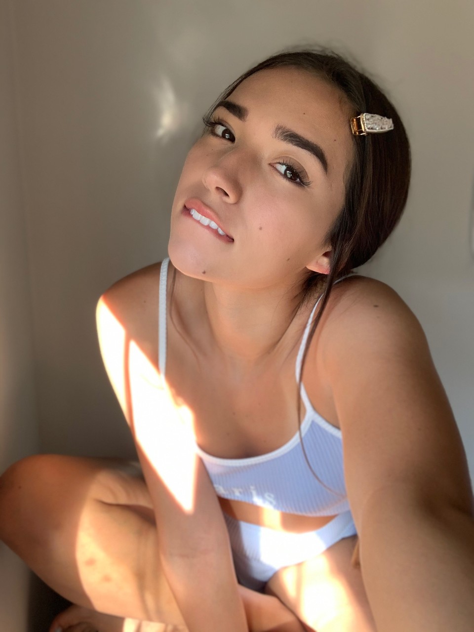 Glamouröses Bimbo Samly Puff enthüllt ihr großes Ass in Plüschshorts Glamouröses Bimbo Samly Puff enthüllt ihr großes Ass in Plüschshorts