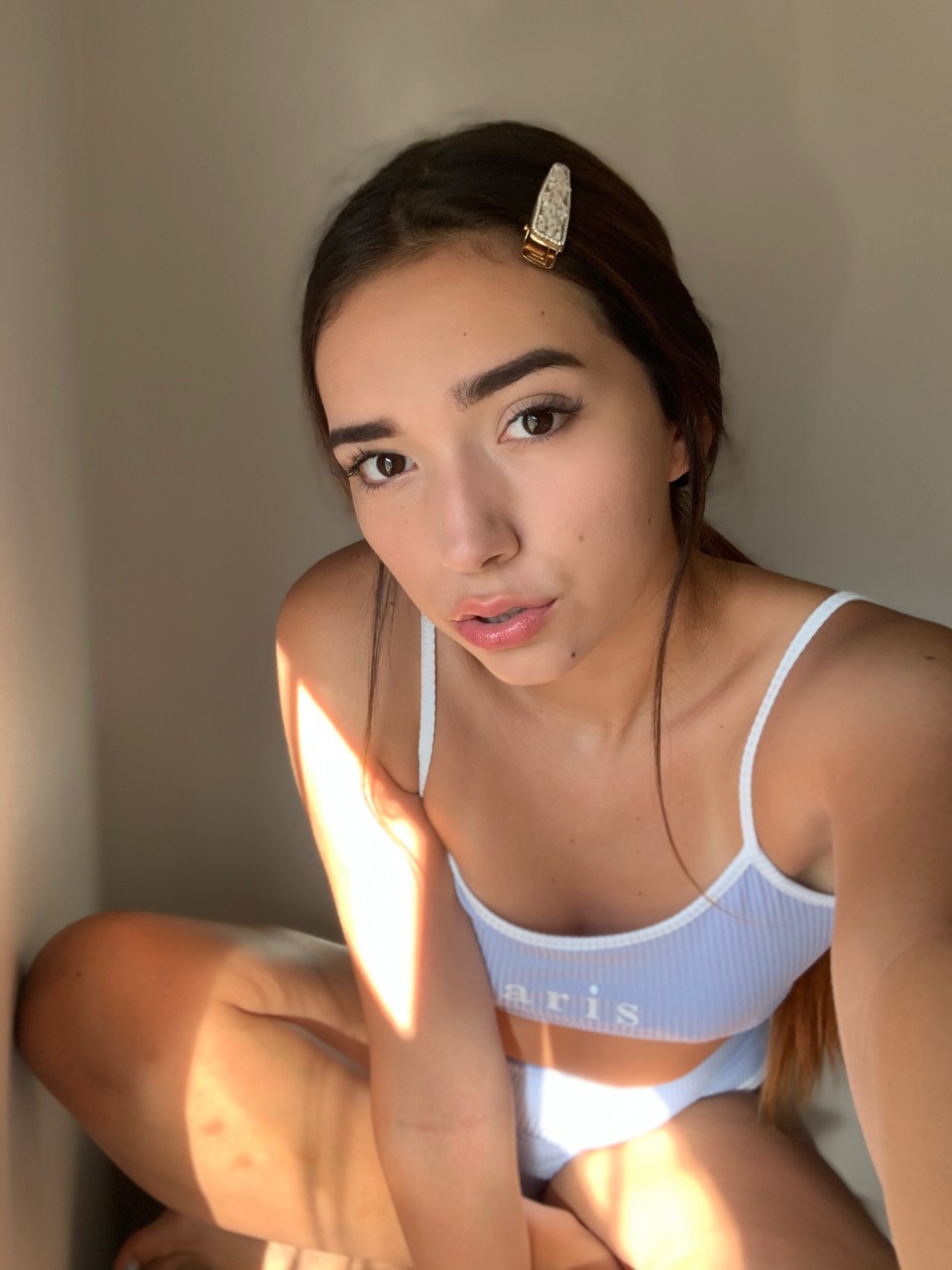 Glamouröses Bimbo Samly Puff enthüllt ihr großes Ass in Plüschshorts Glamouröses Bimbo Samly Puff enthüllt ihr großes Ass in Plüschshorts