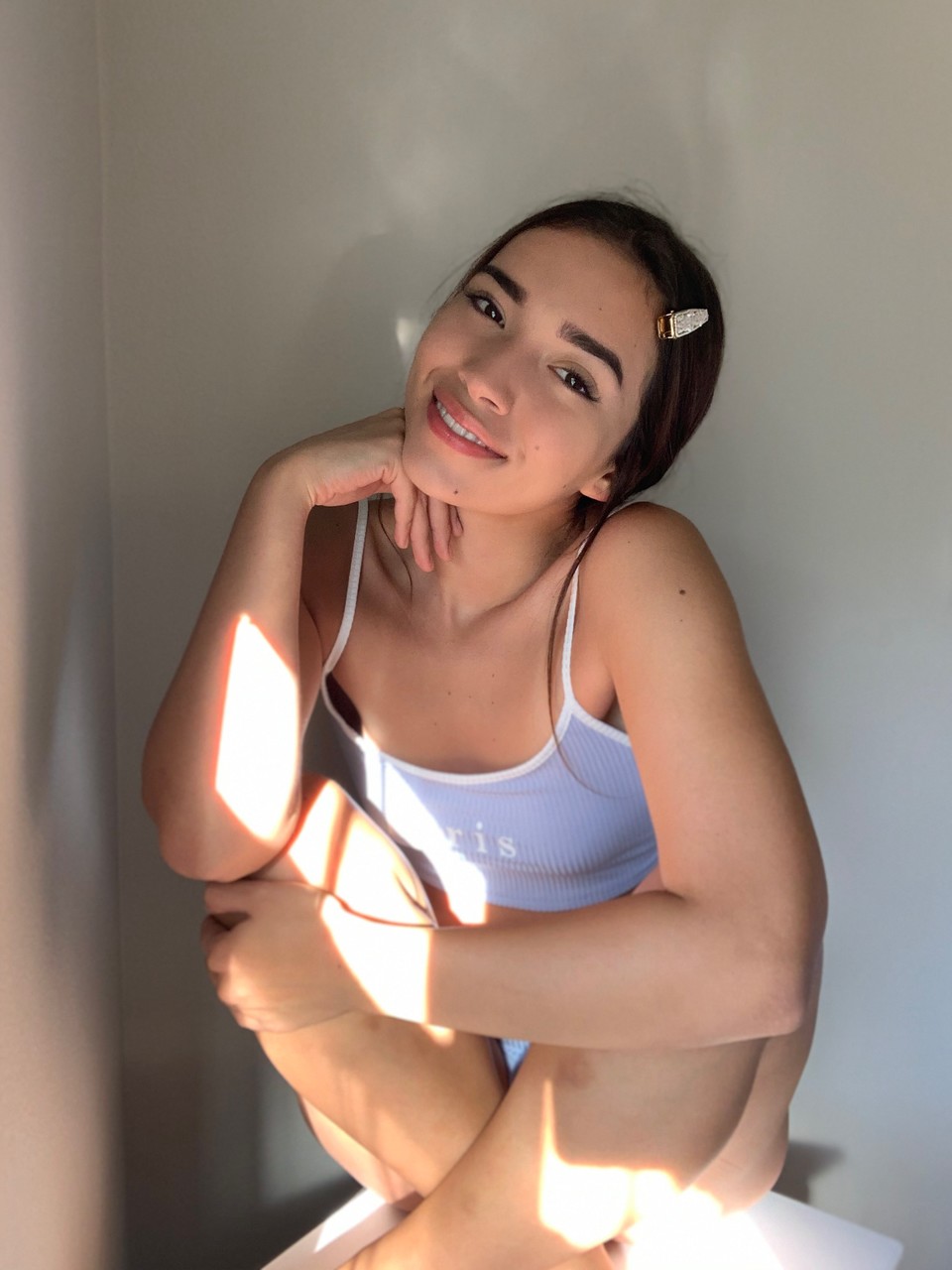 Glamouröses Bimbo Samly Puff enthüllt ihr großes Ass in Plüschshorts Glamouröses Bimbo Samly Puff enthüllt ihr großes Ass in Plüschshorts
