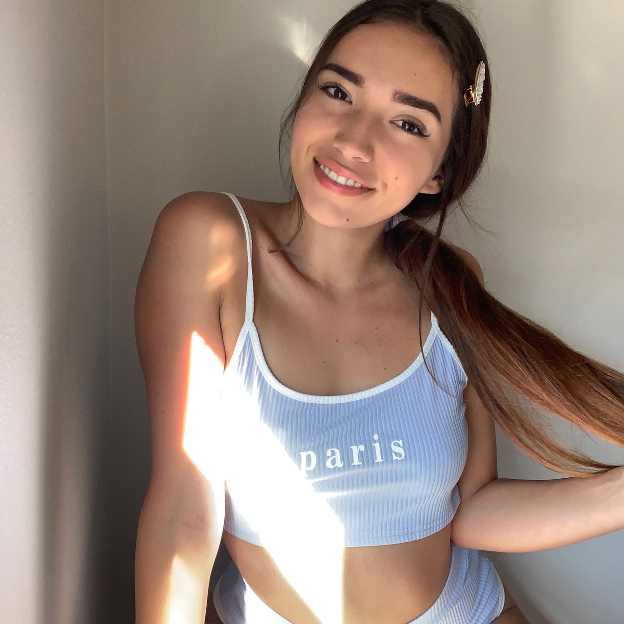Glamouröses Bimbo Samly Puff enthüllt ihr großes Ass in Plüschshorts Glamouröses Bimbo Samly Puff enthüllt ihr großes Ass in Plüschshorts
