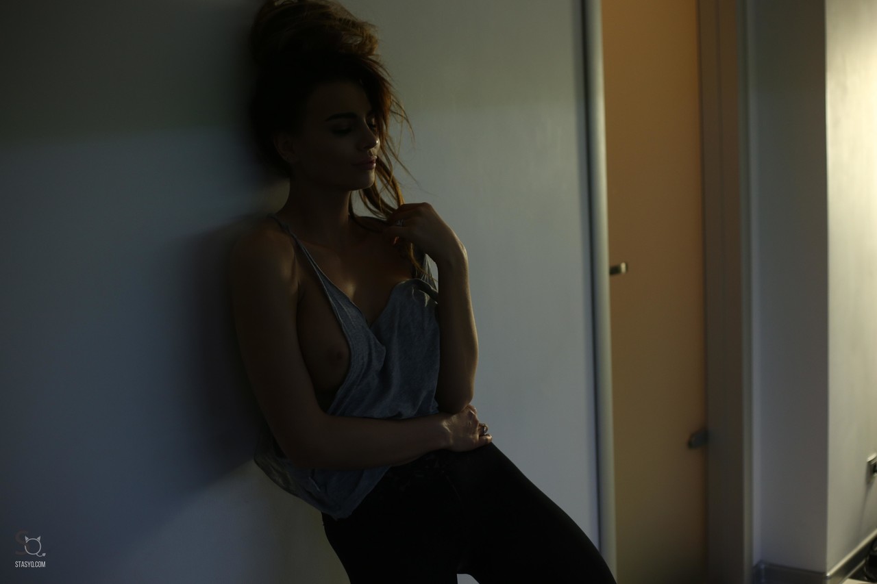 팔에 문신을 한 매우 섹시한 딜레탕트 여자친구가 솔로에서 그녀의 단단한 큰 가슴을 드러냅니다. 팔에 문신을 한 매우 섹시한 딜레탕트 여자친구가 솔로에서 그녀의 단단한 큰 가슴을 드러냅니다.