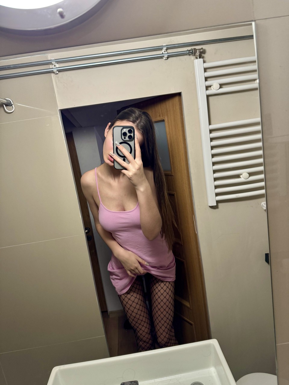 Soczysta aktorka z kamerą internetową prezentuje swoje duże pośladki w atrakcyjnych majtkach Soczysta aktorka z kamerą internetową prezentuje swoje duże pośladki w atrakcyjnych majtkach