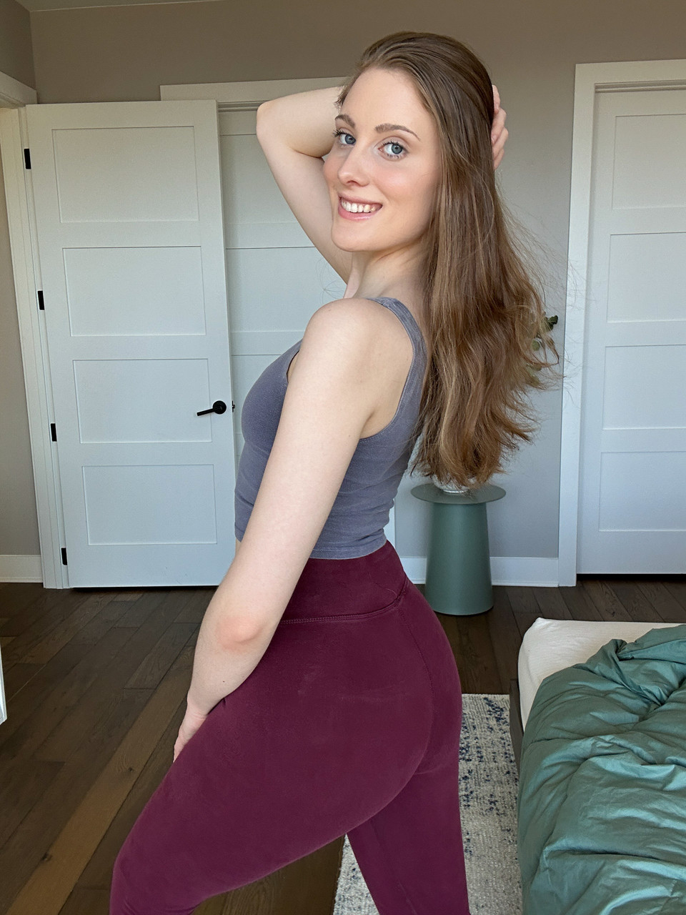 chavette Emily Belmontt, tatlı bir derlemede büyük deliğini ortaya çıkarıyor chavette Emily Belmontt, tatlı bir derlemede büyük deliğini ortaya çıkarıyor